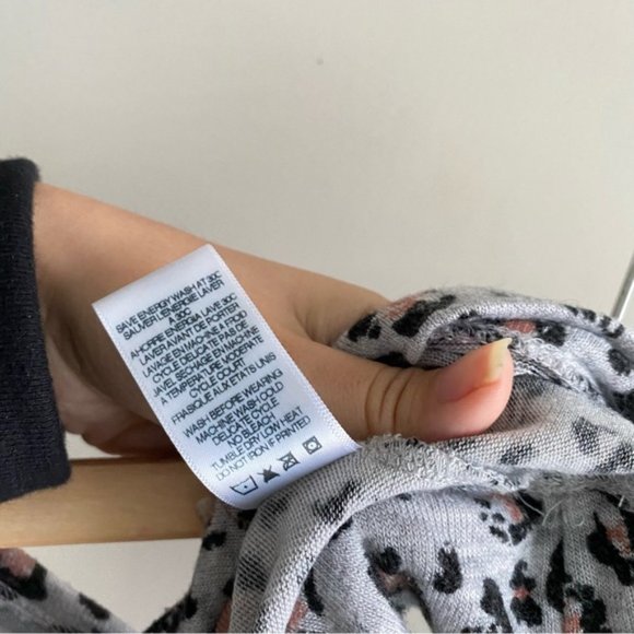 SUNDRY Gray Champagne Crop Pullover Leopard Animal Print Graphic Top - Picture 12 of 12